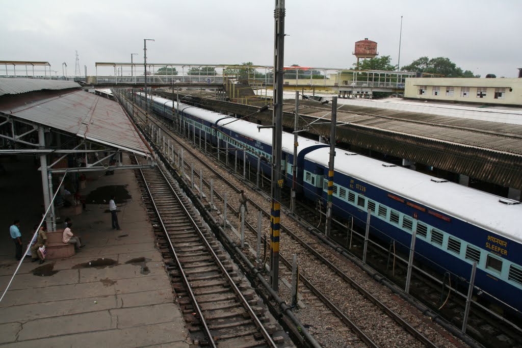Varanasi trainstation 20 juli 2010