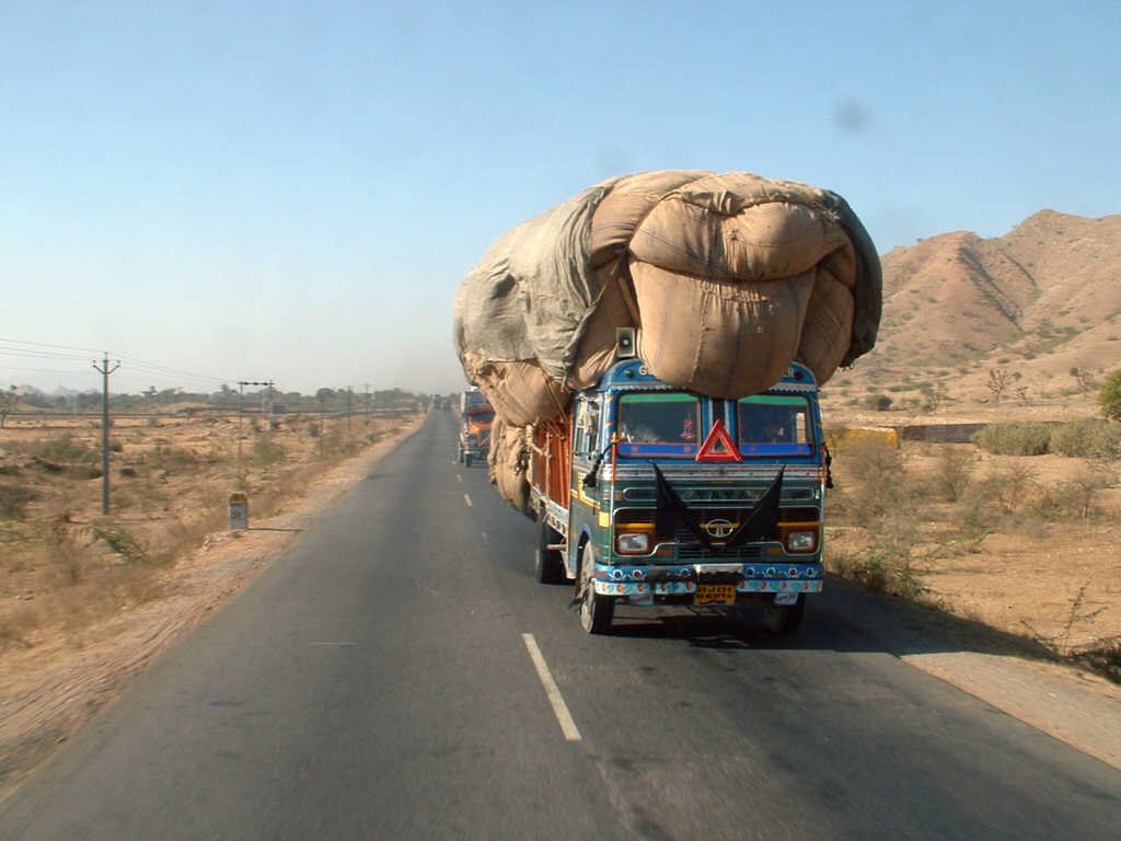 Inde, sur les routes les camions TATA, très bien chargé