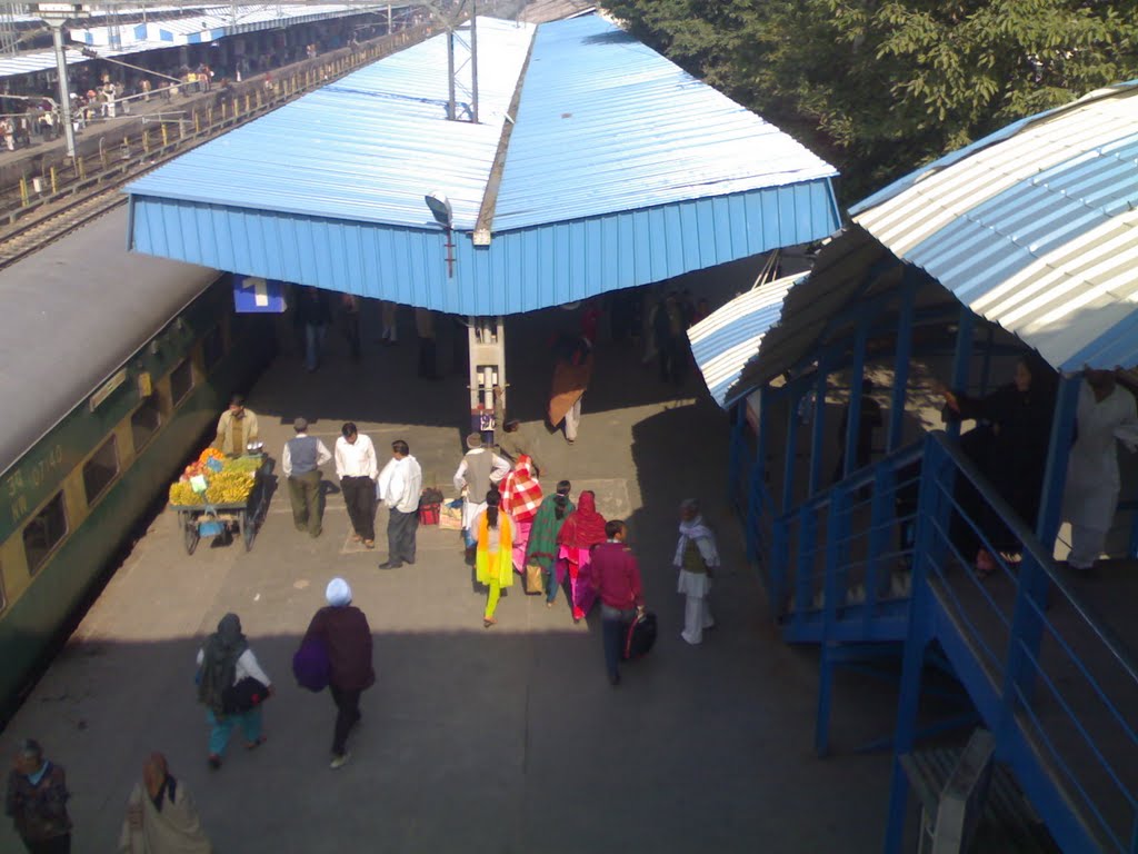 Using the footover bridge @ Moradabad Railway station 20.02.2010