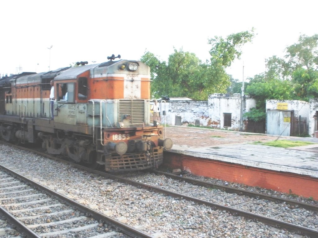 Traino De Janshatabdi Exp (Amritsar-Dehradoon-Una) Non stop at Muzaffernagar R.S. approaching Muzaffernagar R.S.-taken from 19106 UP HW-ADI Mail on opposite side.