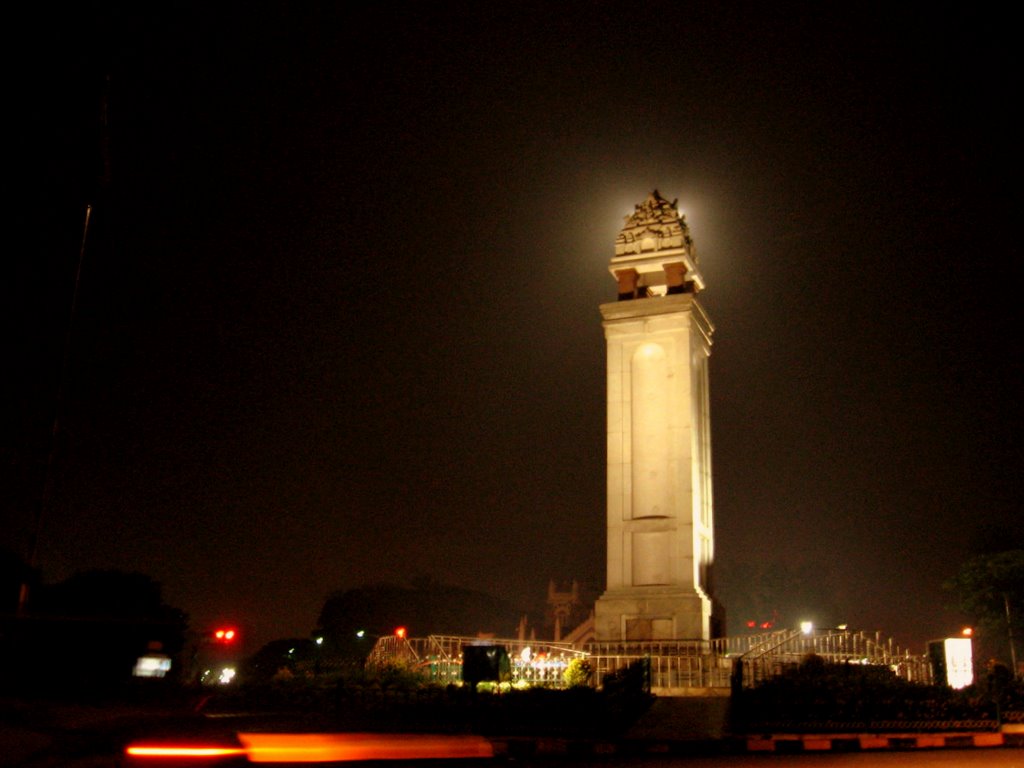Hudson Circle Column