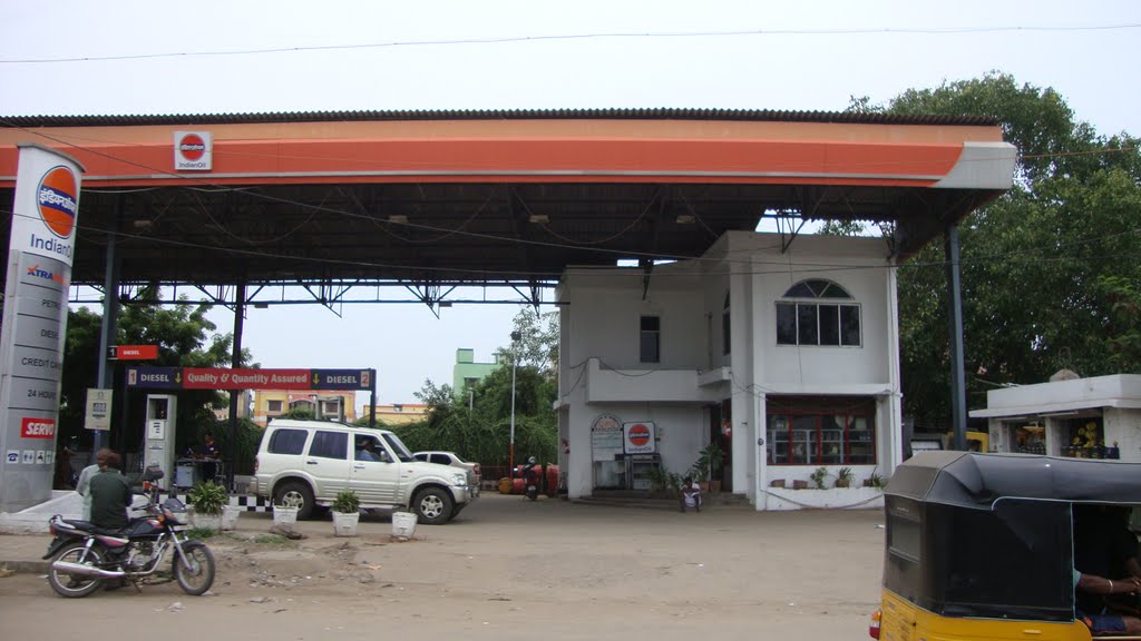 DSC05381 IOC FUEL STN NEAR  CMBT BUS STAND, KOYAMBEDU, CHENNAI