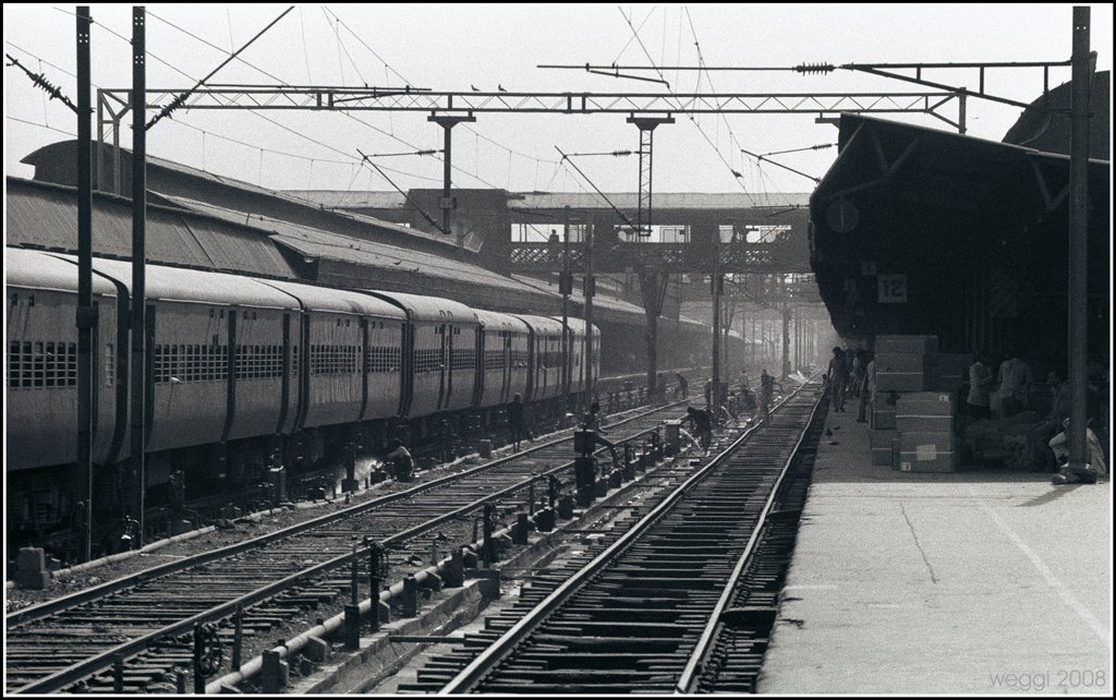 old delhi railway stn. ©monochromo (weggi.ch)