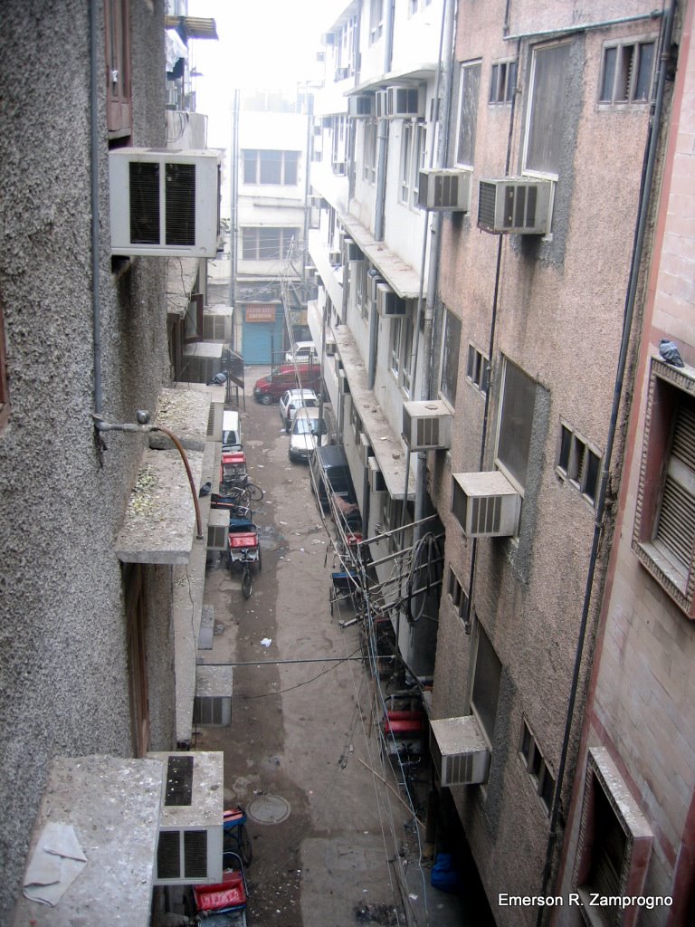 vista pra um lado da janela do hotel