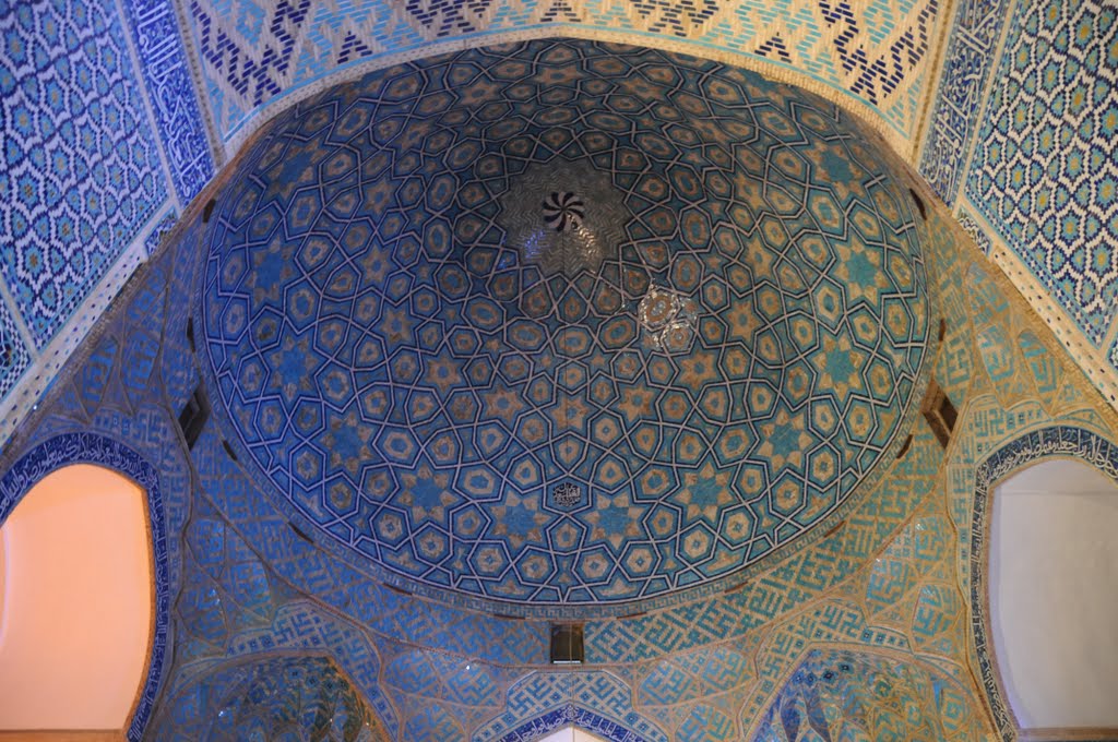 Inside the Jame mosque and the  symbole from broken cross.please see at full size نمای داخلی گنبد مسجد جامع یز د.لطفا در اندازه بزرگ ببینید..