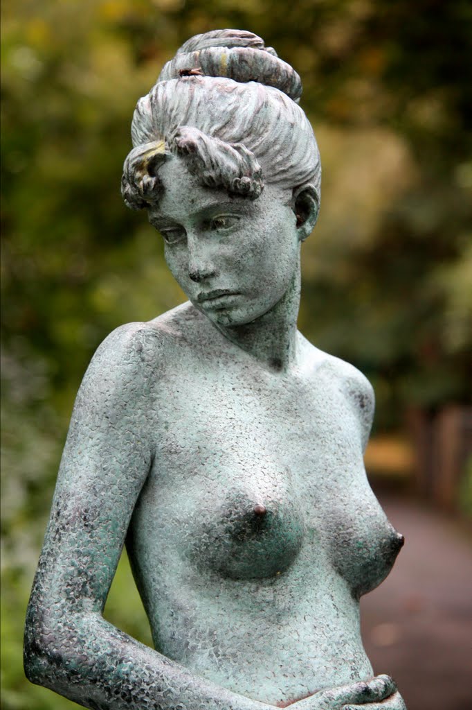 Merrion Square, The Pregnant Woman Statue, Dublin