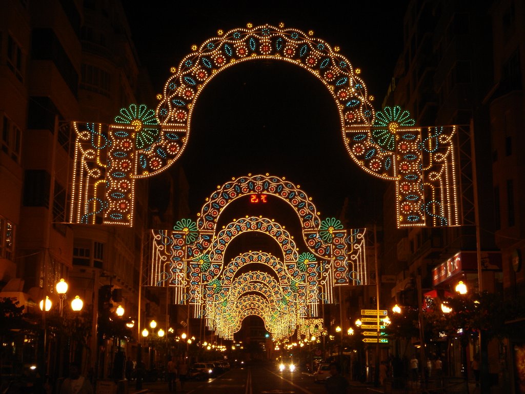 La Rambla de Mendez Nuñez decorada durante las Hogueras de San Juan
