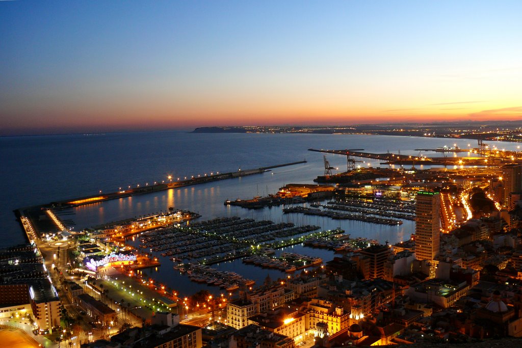 Anochece en el puerto de Alicante