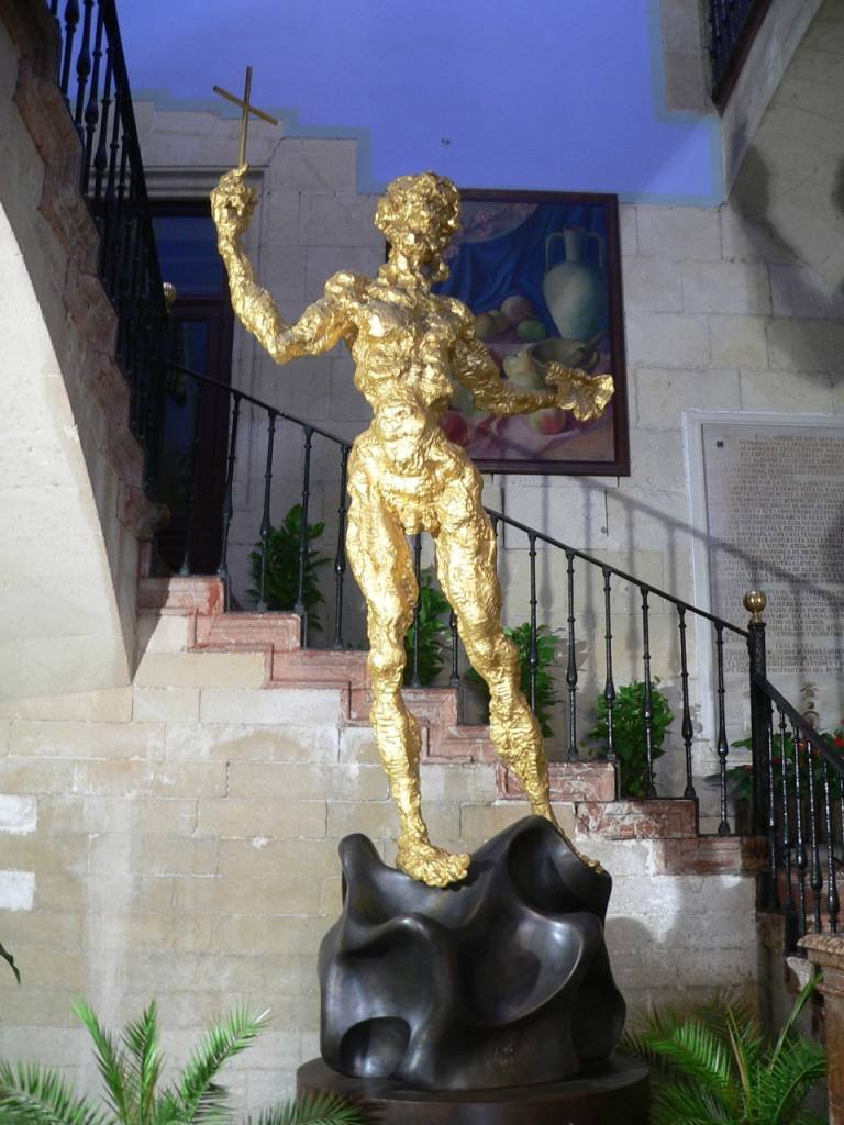 Espagne, la statue de Salvador Dali dans lentrée de la mairie dAlicante