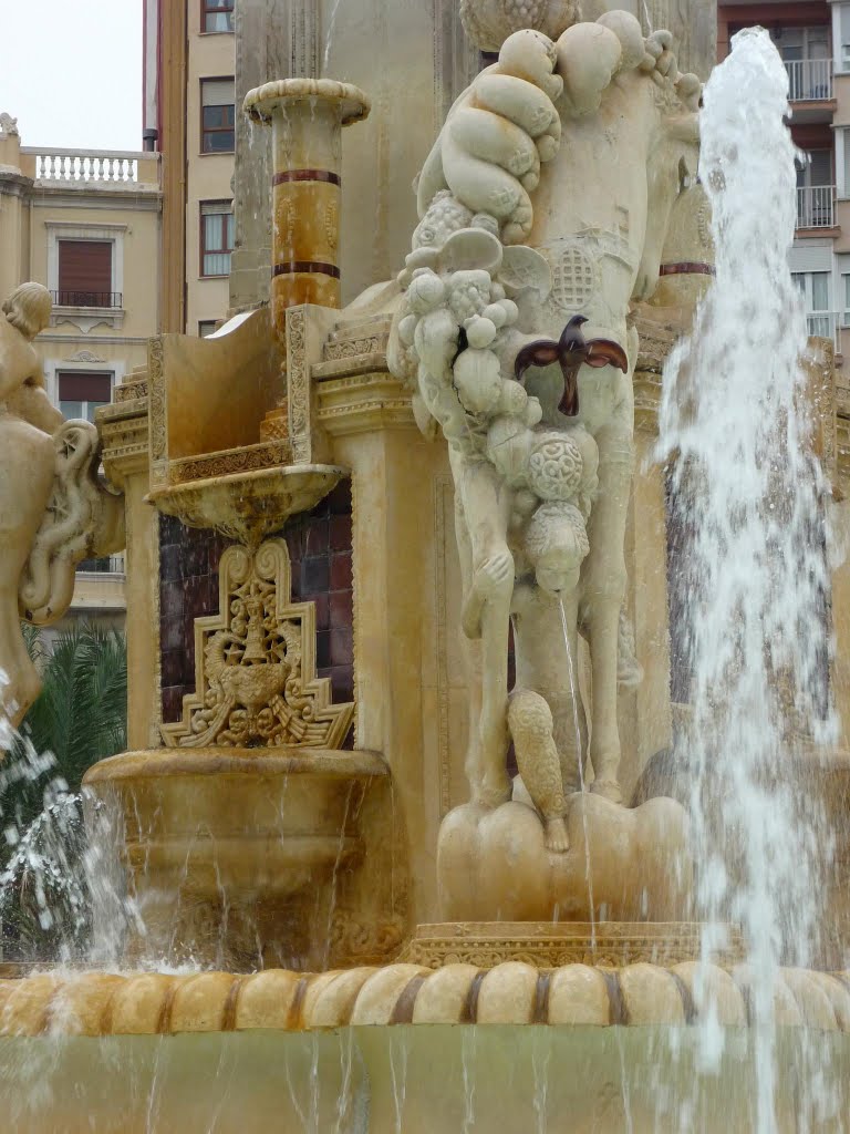 Fuente de la "Plaza de Los Luceros"