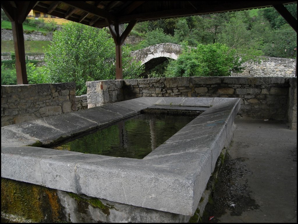 Llavaderu y puente de Villanueva, S. Adriano.