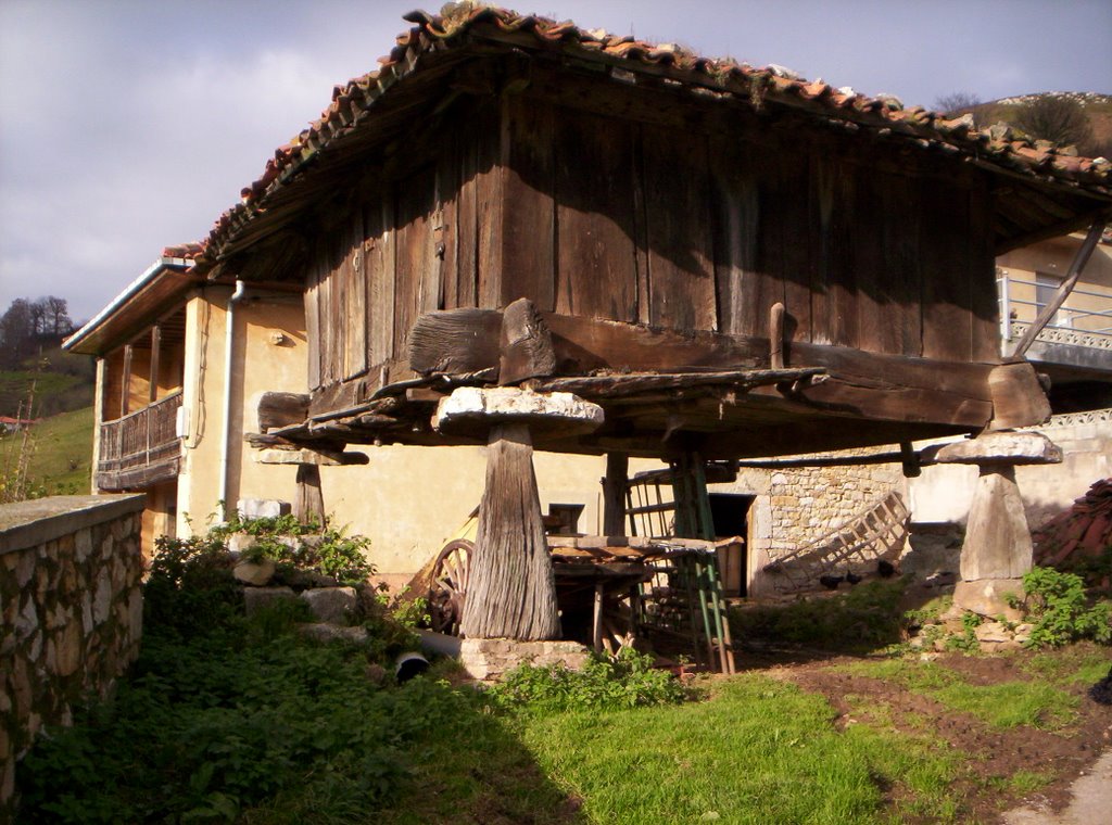 Horreo en Castañedo del Monte. SANTO ADRIANO.