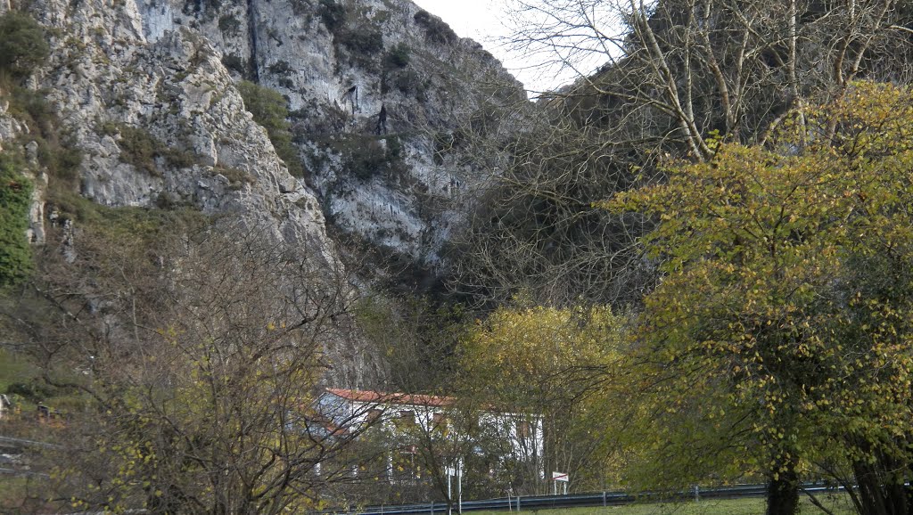 Comienzo del Desfiladero de Les Xanes. Villanueva. SANTO ADRIANO.