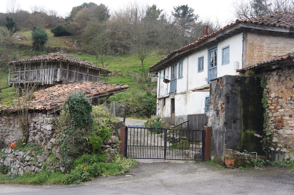 Casa con hórreo en Busecu