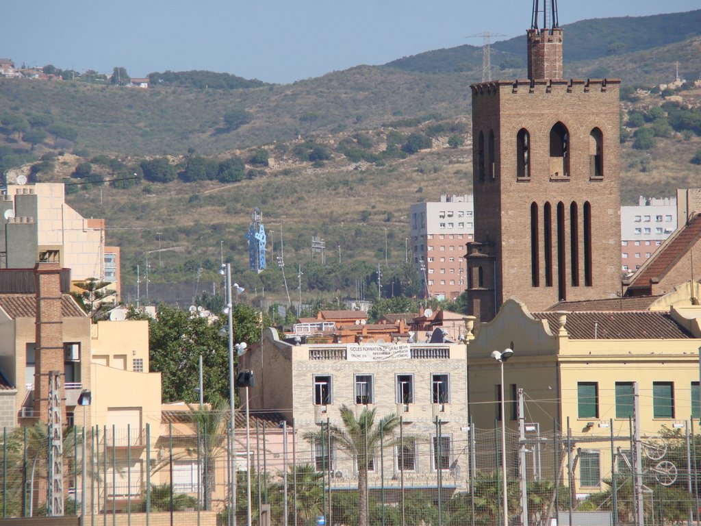 AL FONDO MONUMENTO DE JOAN BROSSA