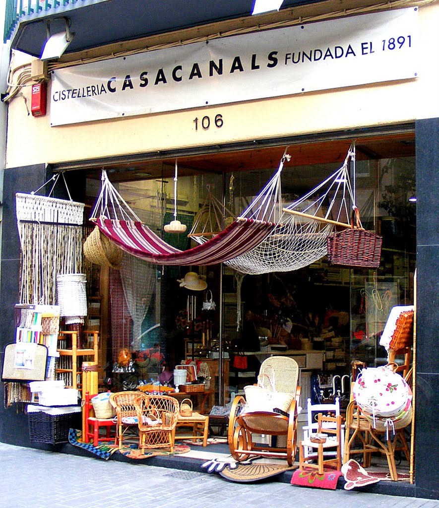 Cistelleria muy antigua. Comercio tradicional. Badalona, Barcelona