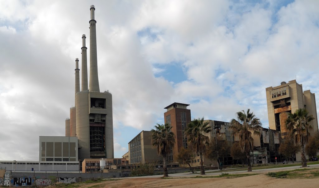 Fachada NE de la Centrál Térmica de Sant adrià de Besòs, en la actualidad .