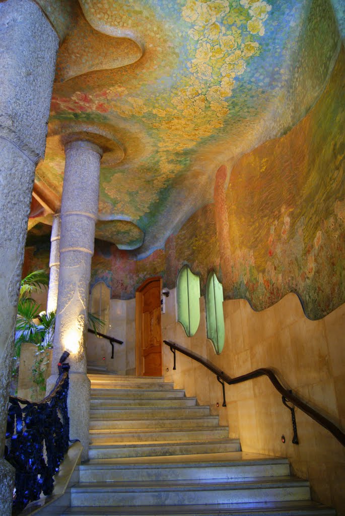 Casa Milà,escalera decorada de naturaleza para Marisol.