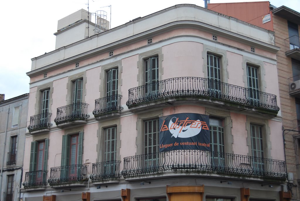 Edifici del carrer muralla de Sant Domènec amb carrer del Cós