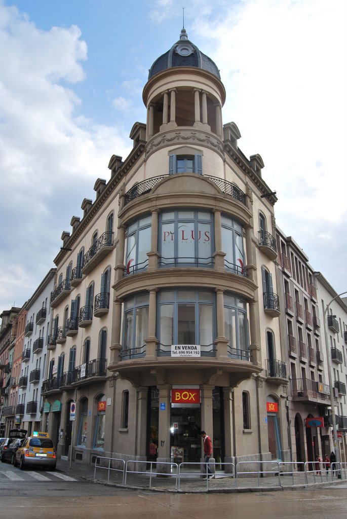 Edifici en Muralla de Sant Doménec amb carrer de Jaume I