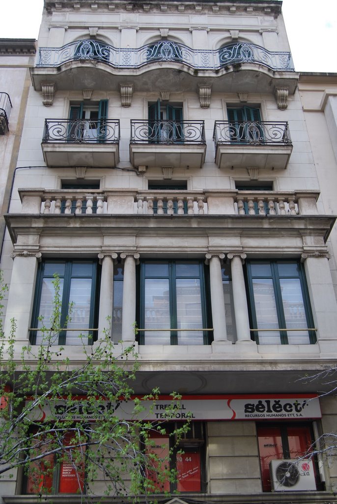 Edificio con detalles modernistas