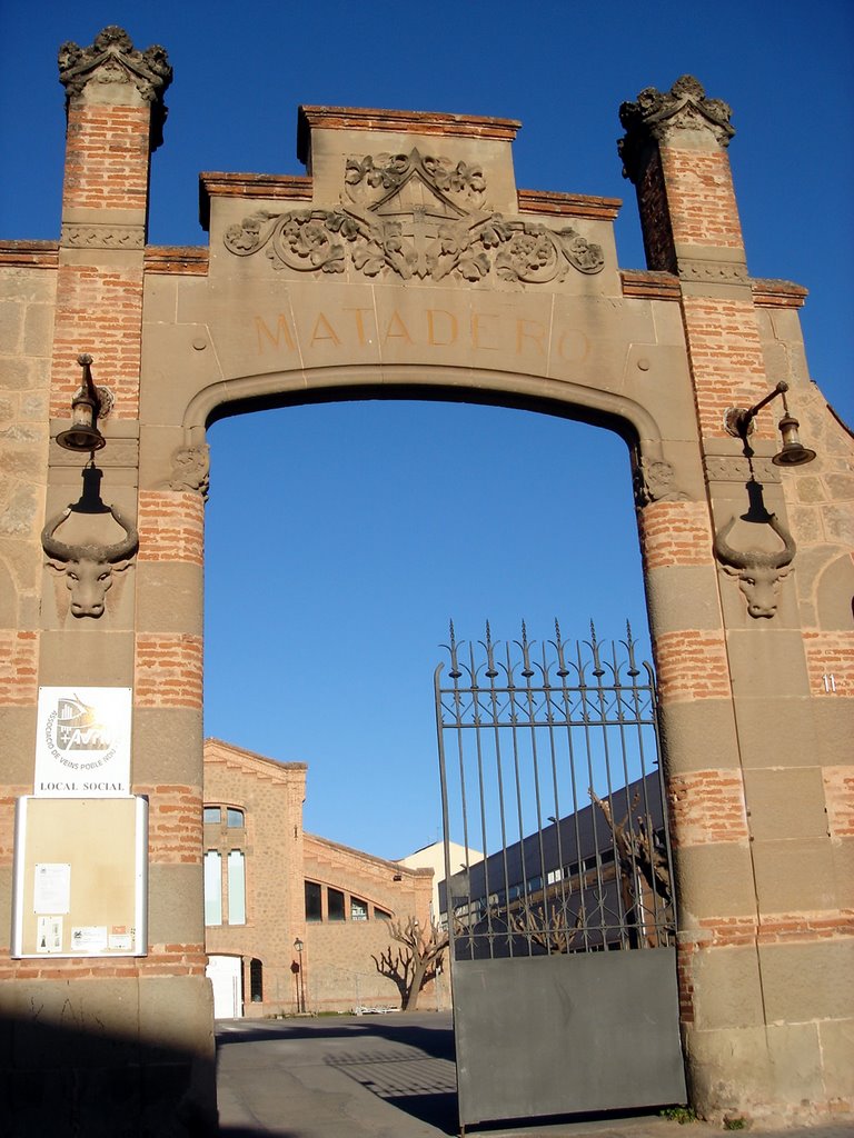 Entrada de lantic "Matadero" de Manresa - (www.guiamanresa.com)