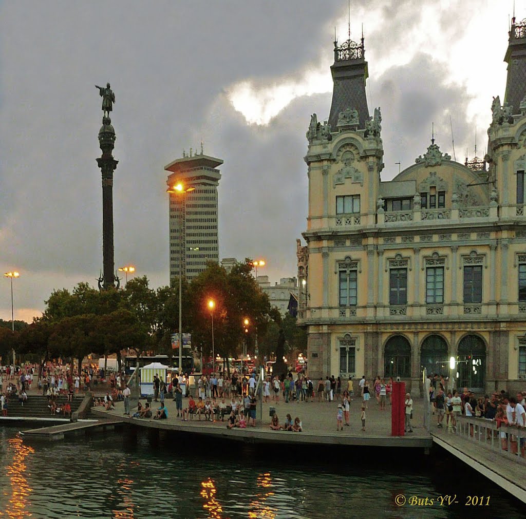 Barcelona. Evening at the Columbus square. Барселона. Вечерняя площадь Колумба