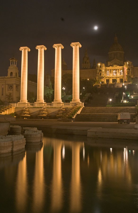 Las cuatro columnas de Montjuic. Son  las cuatro barras de la senyera catalana.