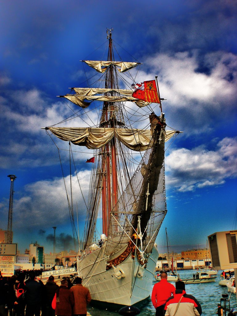 VISTA FRONTAL DEL BUQUE ESCUELA ,JUAN SEBASTIAN DE ELCANO