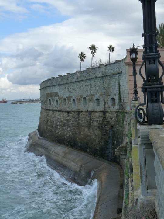 ¿ CUANTO HABRÁ VISTO PASAR ESTA MURALLA?   (CADIZ)  How many ships have passed through here?