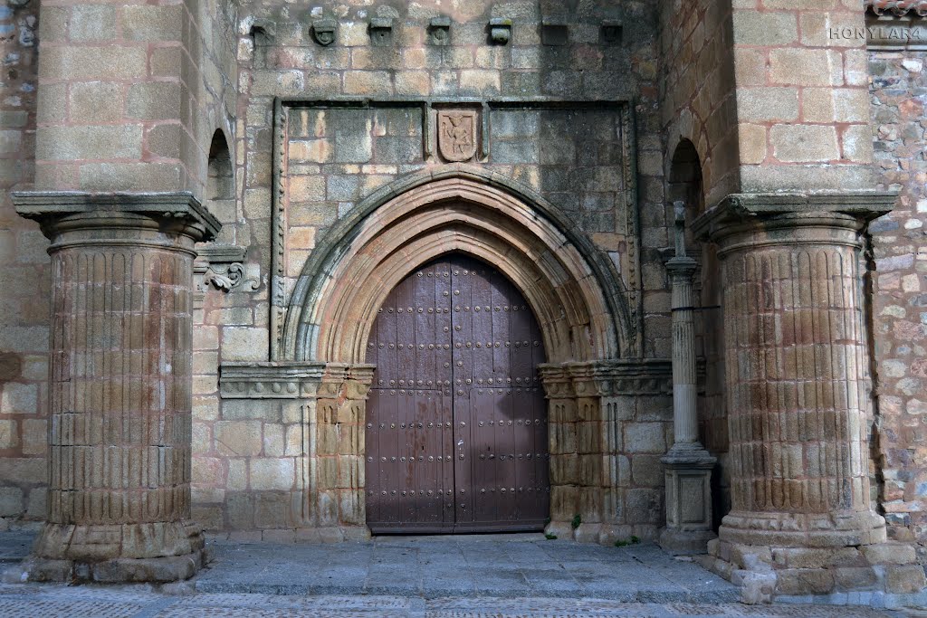 PUERTA TRASERA DE LA IGLESIA DE SANTIAGO DEL SIGLO XII CACERES españa *