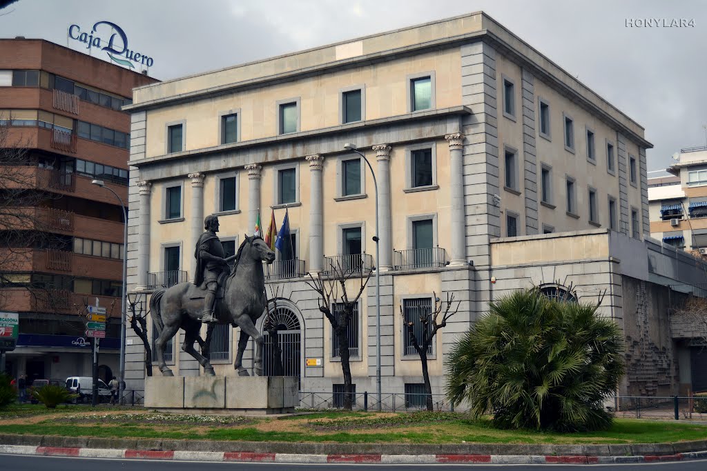 ESTATUA DE HERNAN CORTES EDIFICIO ANTIGUO BANCO DE ESPAÑA CACERES españa *