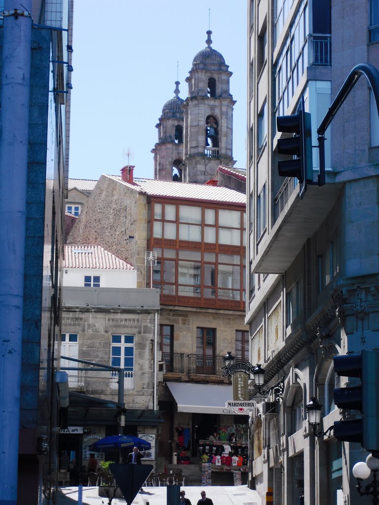 Calle Mestre Mateo, y Campanario de la Concatedral de Vigo, Galicia, España.