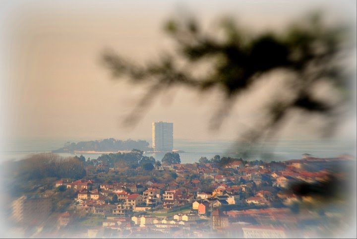 Vigo, coa illa do Toralla ao fondo