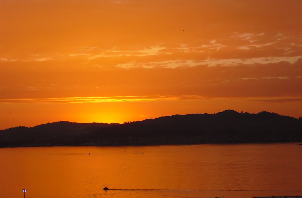 Tonalidades naranjas al atardecer en la Ría de Vigo.