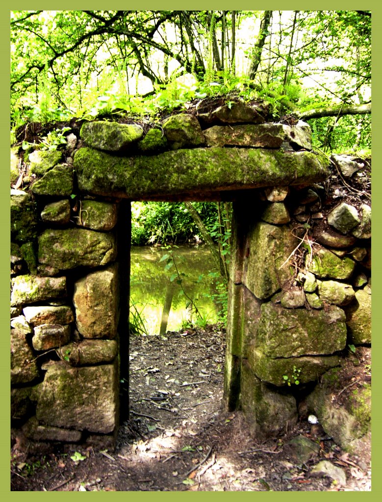 : Una  puerta al rio Lagares