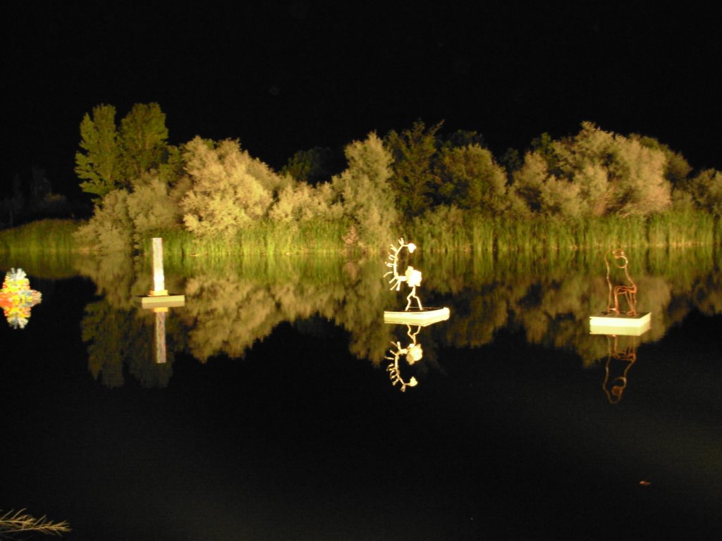 Esculturas flotantes en la laguna (2006)
