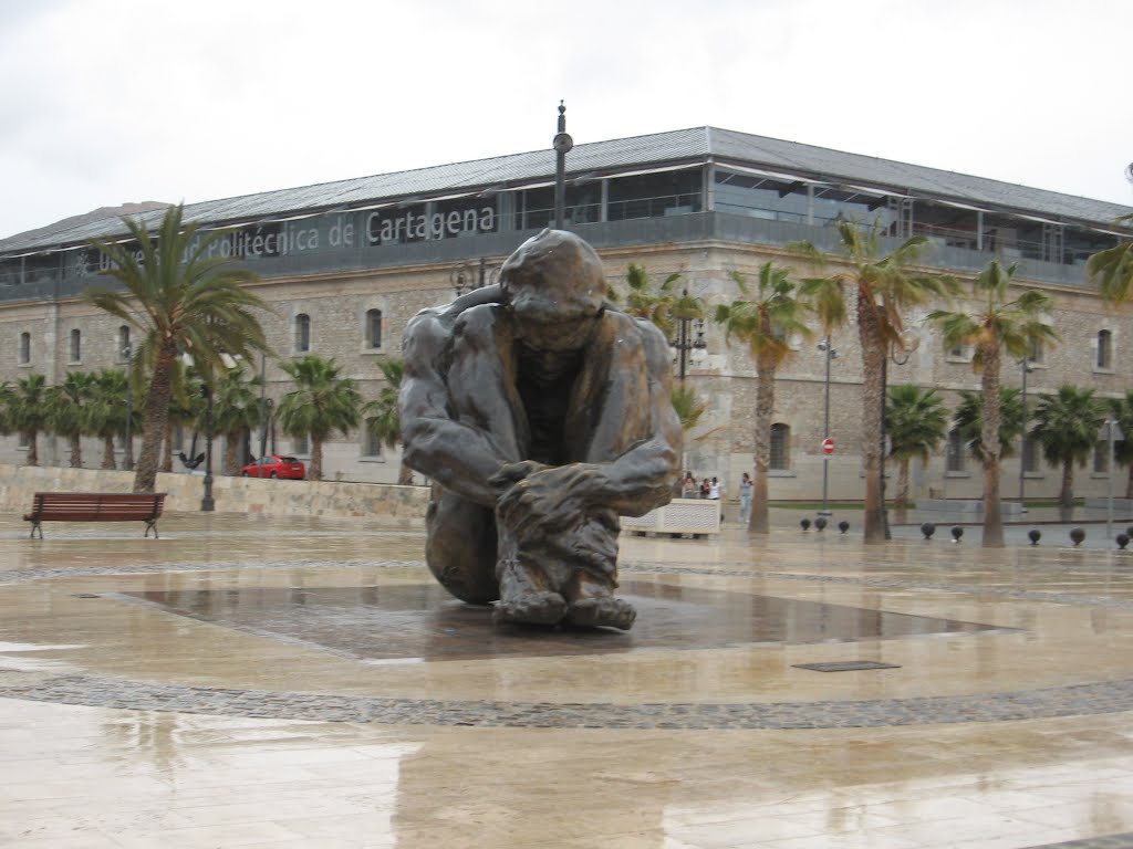 “El Zulo” - a sculpture of Víctor Ochoa in memory to the victims of the terrorism
