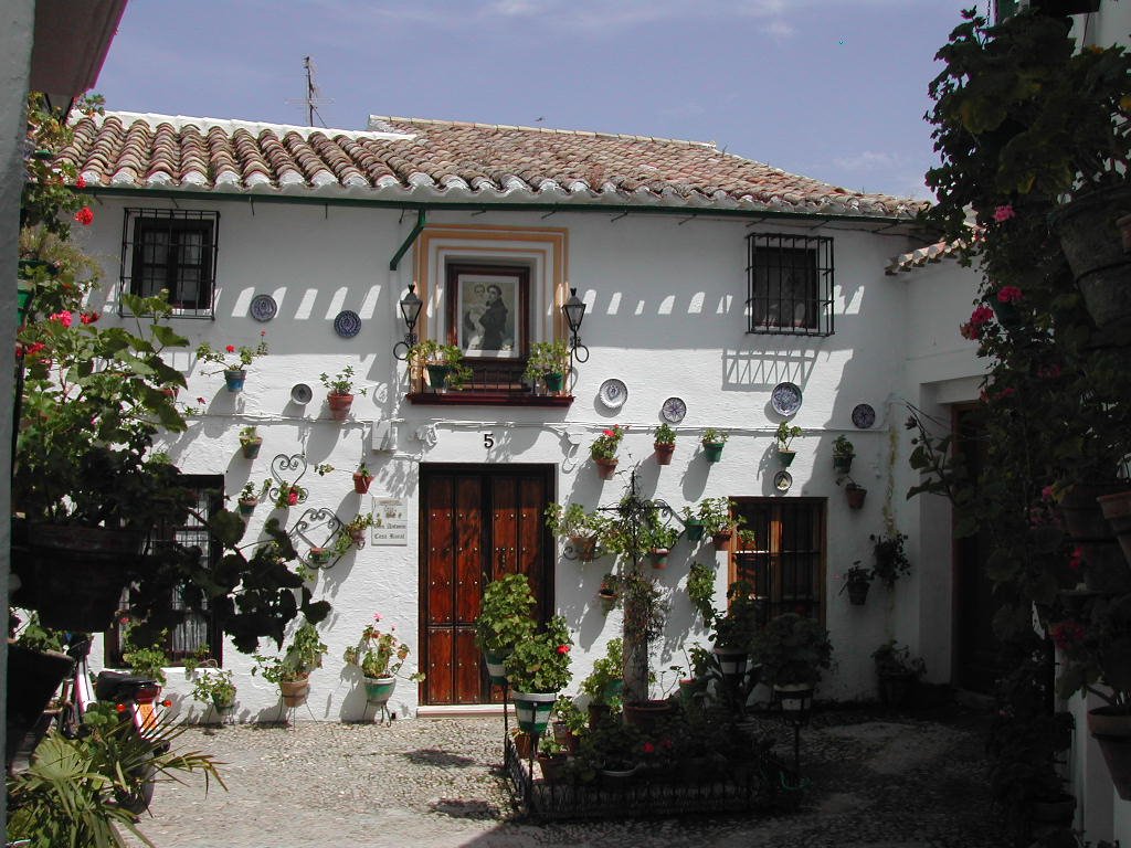 Fachada con flores (la villa de Priego)