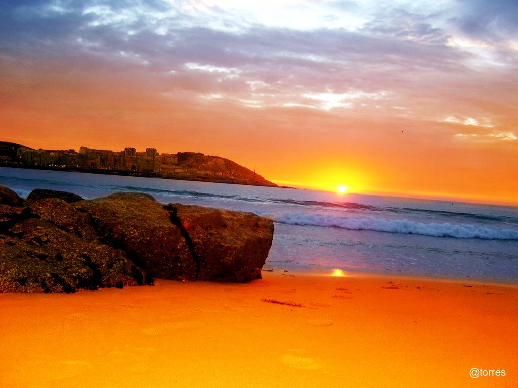 Ocaso en la playa del Orzán de A Coruña.