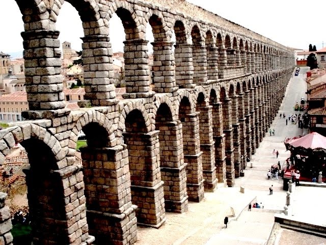 SEGOVIA. Acueducto. Obra de ingeniería civil romana más importante de España. La toma de agua, origen de la conducción se situa en el curso alto del rio Frio.