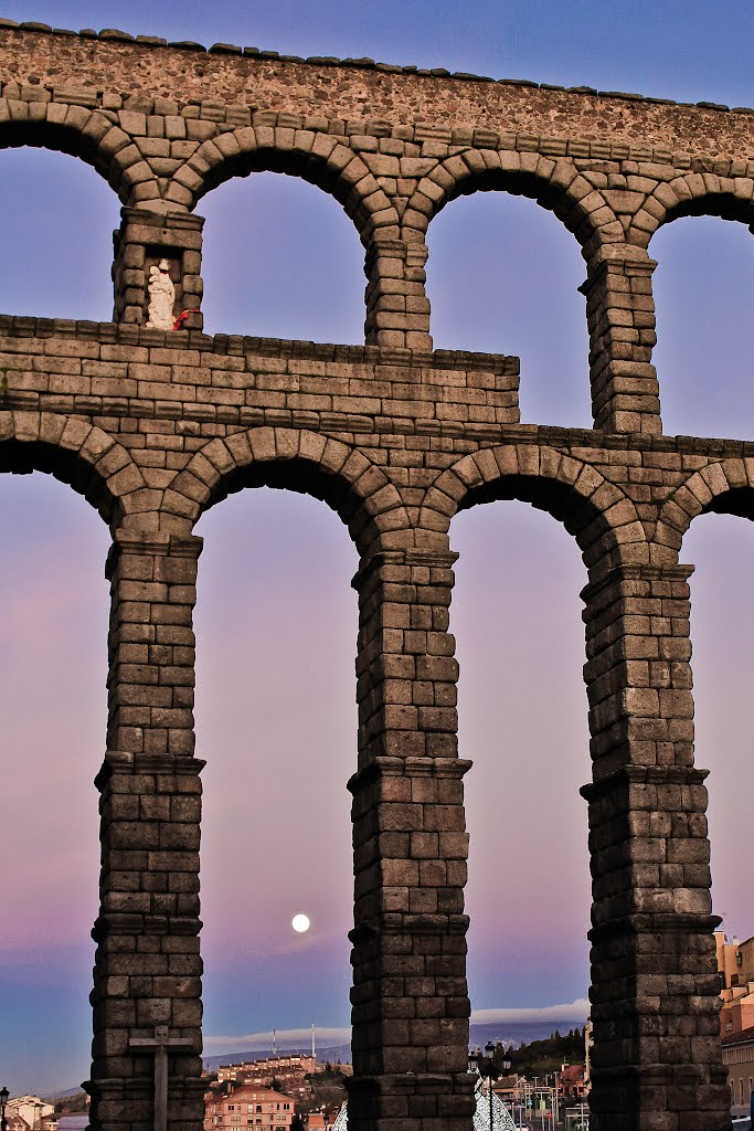 The moon in Segovia