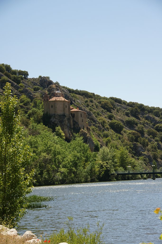Рядом с рекой Дуэро.   Junto al rio Duero.