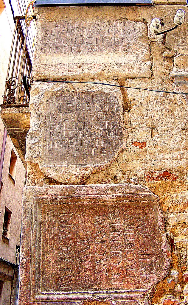 Sin comentarios acerca de su origen, actualmente en la esquina de una casa bicentenaria. Tortosa, Tarragona