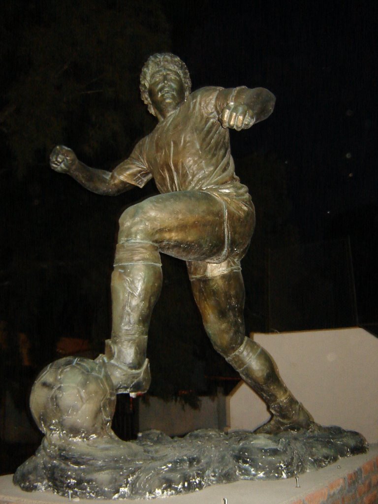 Monumento a Diego Maradona por Escultor Carlos Benavidez