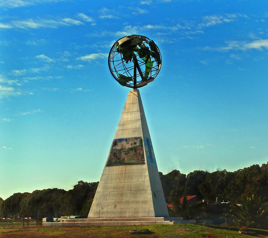 Bahia Blanca, Av Colon, Pyramide