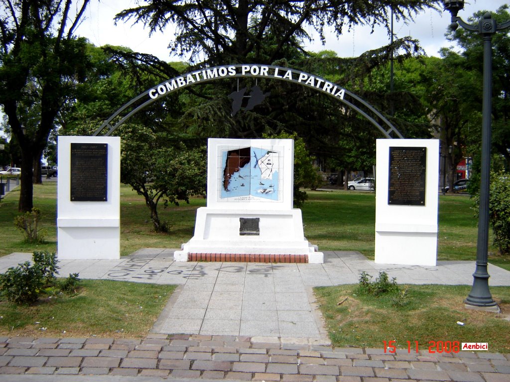 Plaza Eduardo Costa,Campana, homenaje a los Caidos en Malvinas (www.aenbici.blogspot.com)