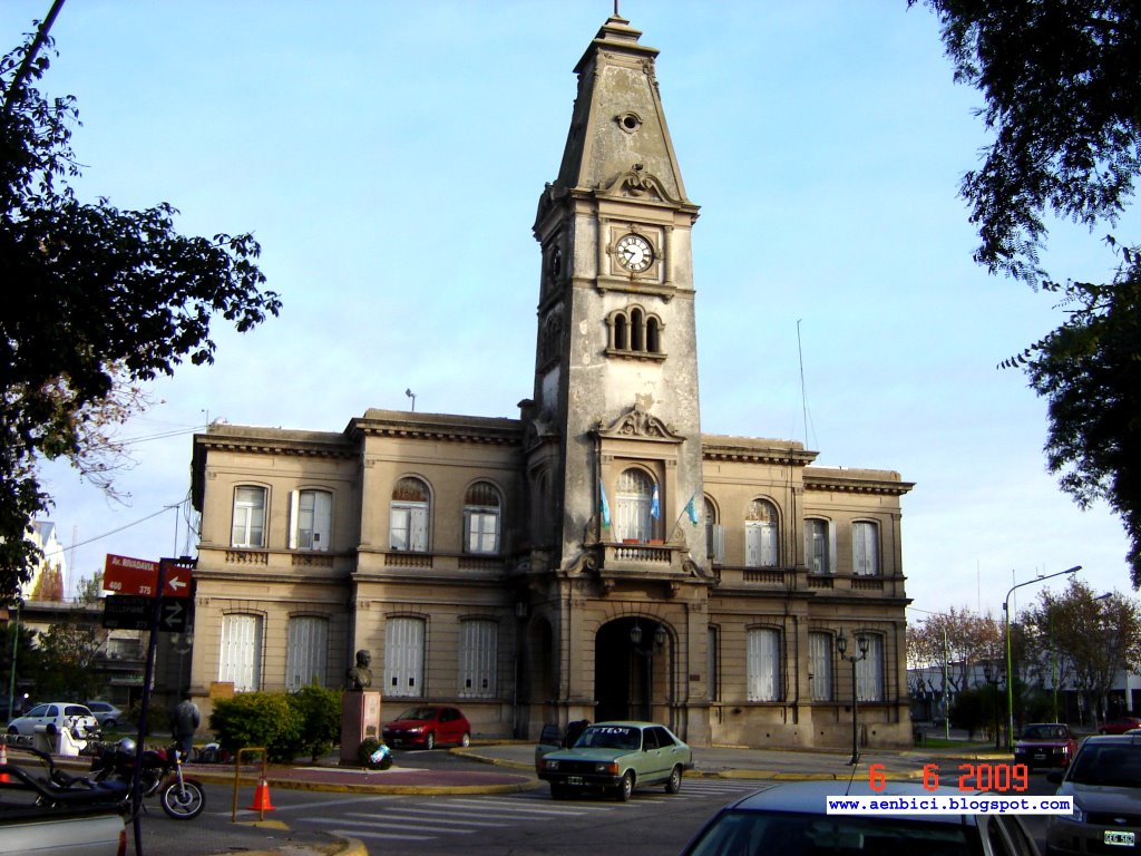 Edificio Municipal ciudad de Campana (www.aenbici.blogspot.com)