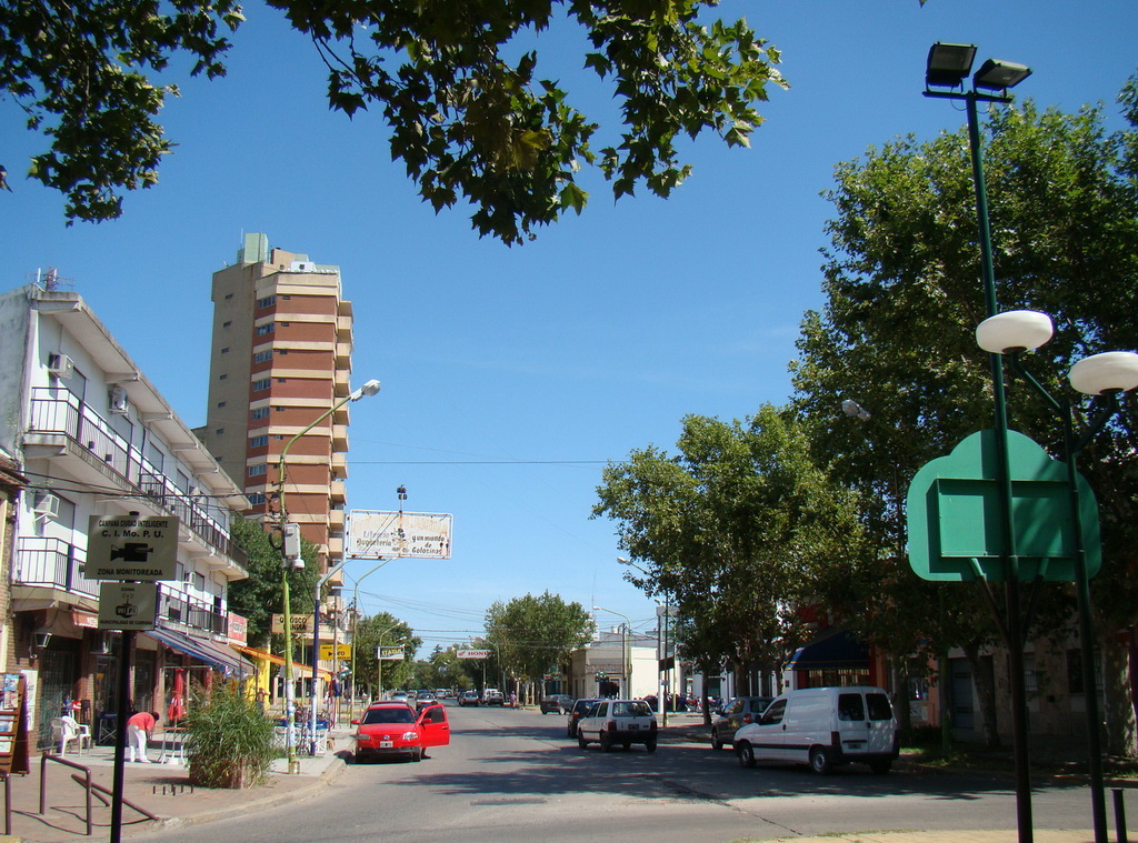 Campana (Bs.As.) - Vista del Bv.Sarmiento desde Plaza Italia- ecm