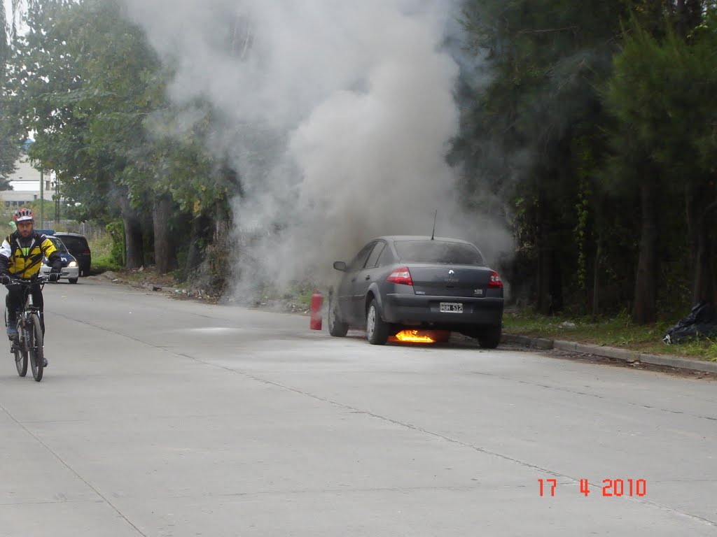 Puerto de Campana auto incendiandose (www.aenbici.blogspot.com)